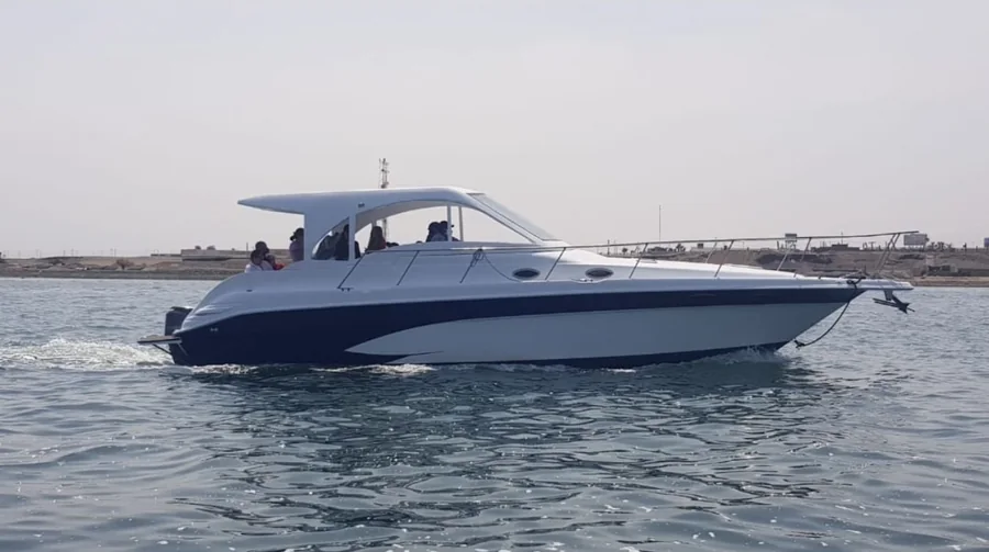 Mini yate navegando por la bahía de Paracas