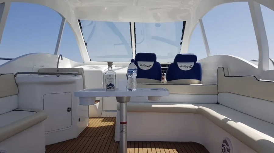 Bañera del mini yate, con asientos de piloto y mesa