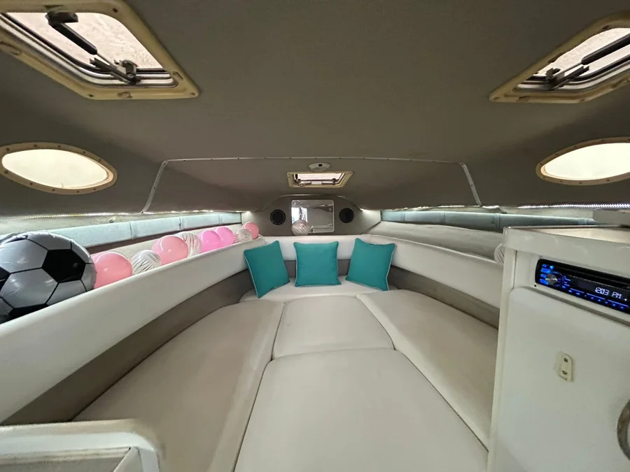Camarote interior del mini yate decorado con globos de cumpleaños
