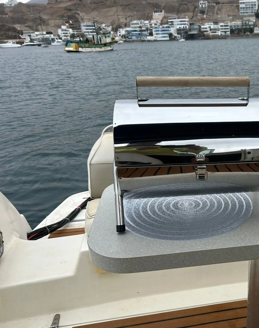 Parrilla de acero a bordo, con vista a la bahía de Pucusana