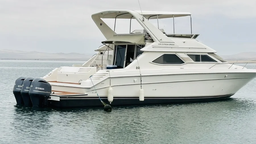 Yate Premium fondeado en la bahía de Paracas, visto de perfil