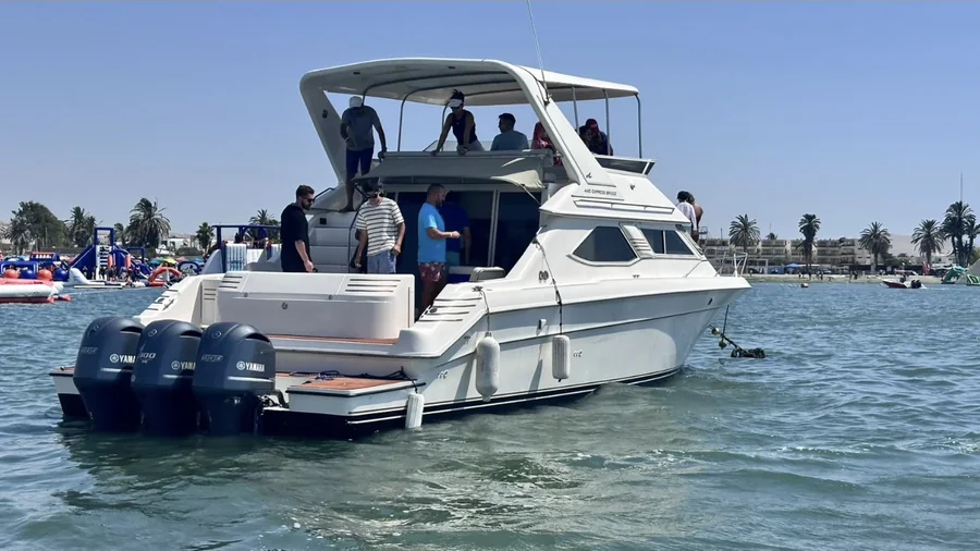 Yate Premium con pasajeros a bordo frente a la playa de Paracas