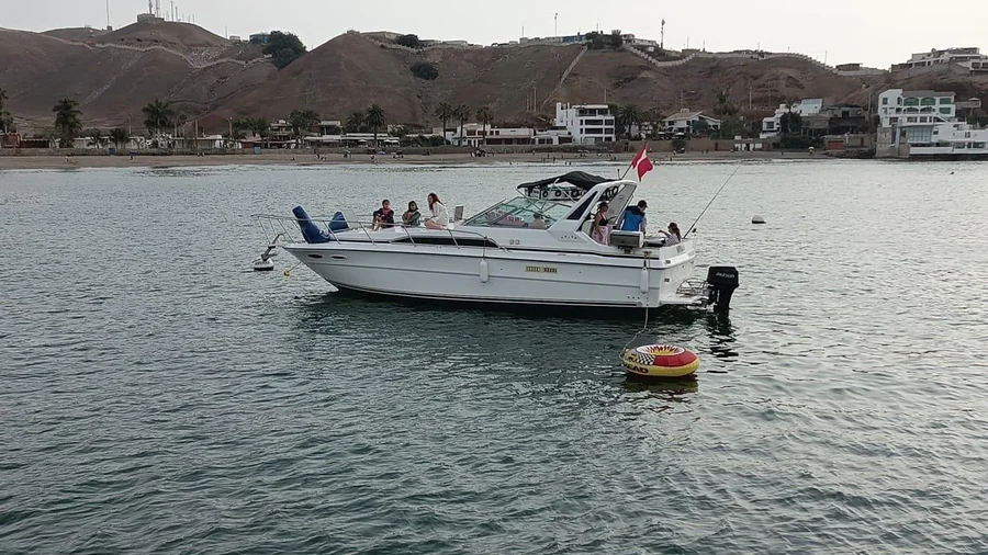 Yate Standard 15 fondeado con pasajeros a bordo en la bahía de Pucusana