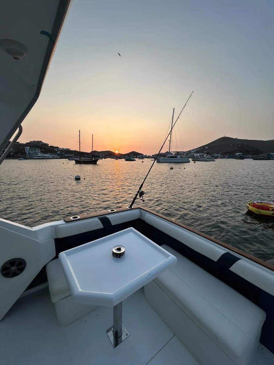 Atardecer sobre la bahía de Pucusana desde la bañera del yate