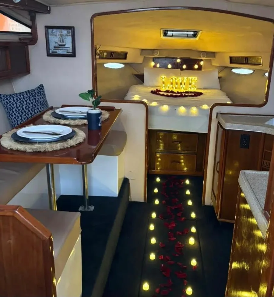 Salón interior del yate decorado para una velada romántica