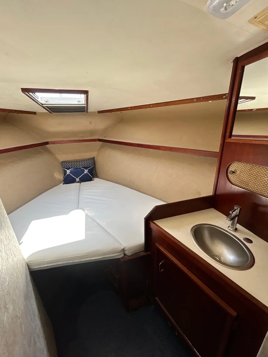 Camarote de proa del yate, con cama y lavabo