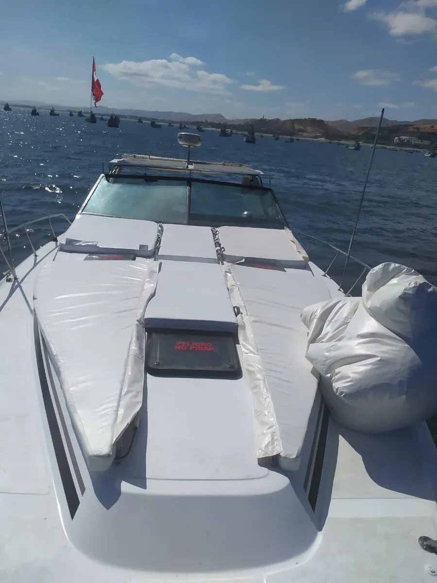 Proa y solárium del yate, fondeado en la bahía de Máncora