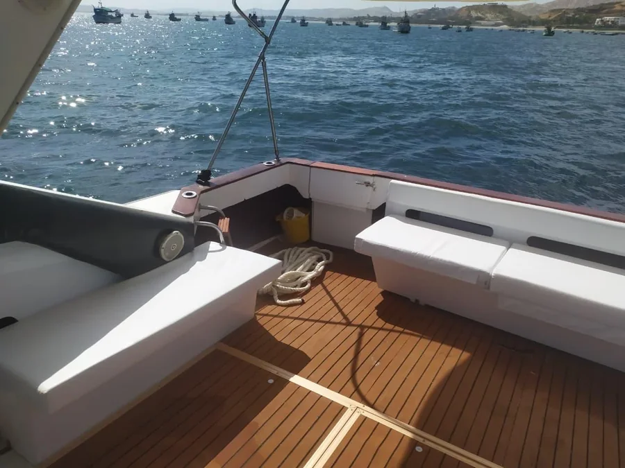 Bañera de teca del yate, con bancos corridos y vista al mar